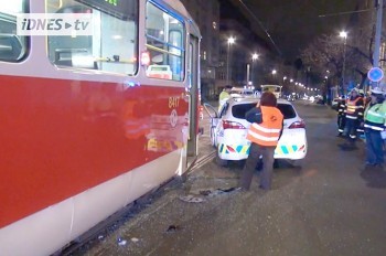 Трамвай столкнулся с полицейским авто в центре Праги: видео 