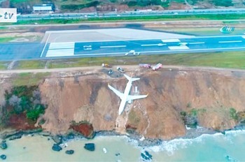 В Турции пассажирский самолет выкатился на край обрыва