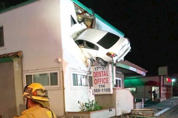 В Калифорнии пьяный водитель влетел во второй этаж здания