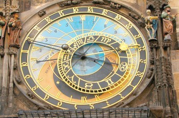 В Праге начали разбирать знаменитый орлой: видео