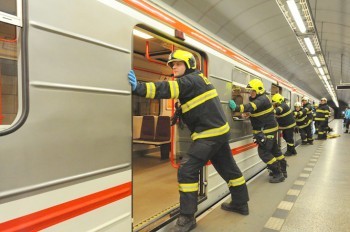 Человек попал под поезд в метро Праги