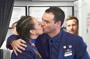 Папа Римский обвенчал стюардессу и бортпроводника во время полета