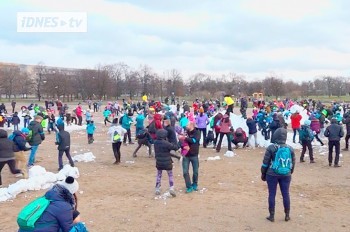 В Праге прошла массовая битва снежками: видео