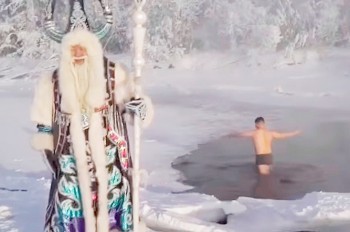 Якутский министр искупался в 63-градусный мороз для привлечения туристов