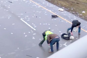 В США после аварии шоссе засыпало деньгами: видео