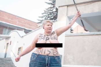 Протестовавшая против Земана активистка случайно разделась не в том месте