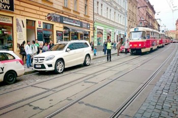 В Чехии хотят ужесточить наказание за парковку, блокирующую общественный транспорт