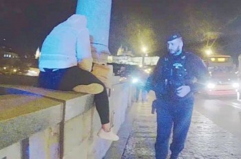 В Праге полицейские отговорили от самоубийства женщину с непростой судьбой