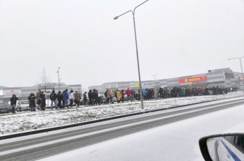Жители Праги «берут штурмом» новый аутлет-магазин Lidl: видео