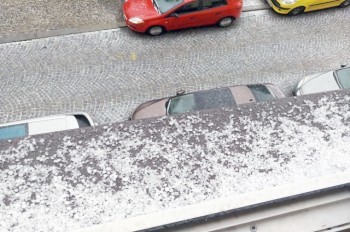 Зимняя гроза засыпала Прагу градом: видео