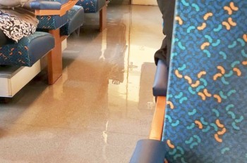 В Чехии вагон поезда подтопило во время поездки: видео