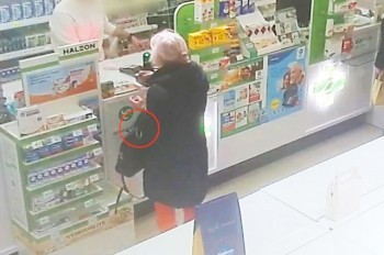 В Праге покупательница присвоила чужой смартфон: видео