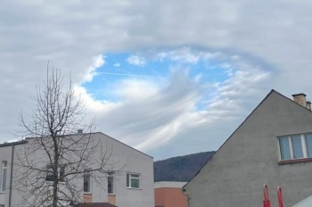 В Чехии наблюдали редкое природное явление – бреши в облаках