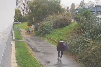 В Праге очевидец не помог упавшему с лестницы мужчине. Тот скончался: видео