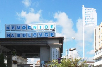 Пациент выбросился из окна больницы в Праге