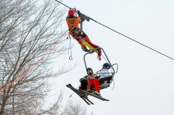 На горнолыжном курорте в Чехии встал подъемник. Туристов спустили пожарные