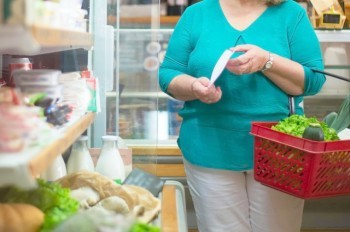 В Чехии пенсионерка попалась на краже продуктов. Полицейские оплатили ей покупку