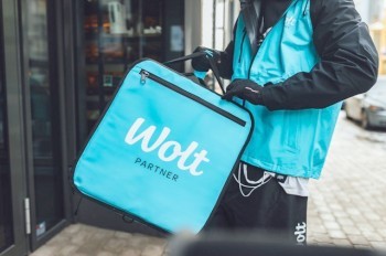 В Праге курьер Wolt с презервативом в руке домогался клиентки