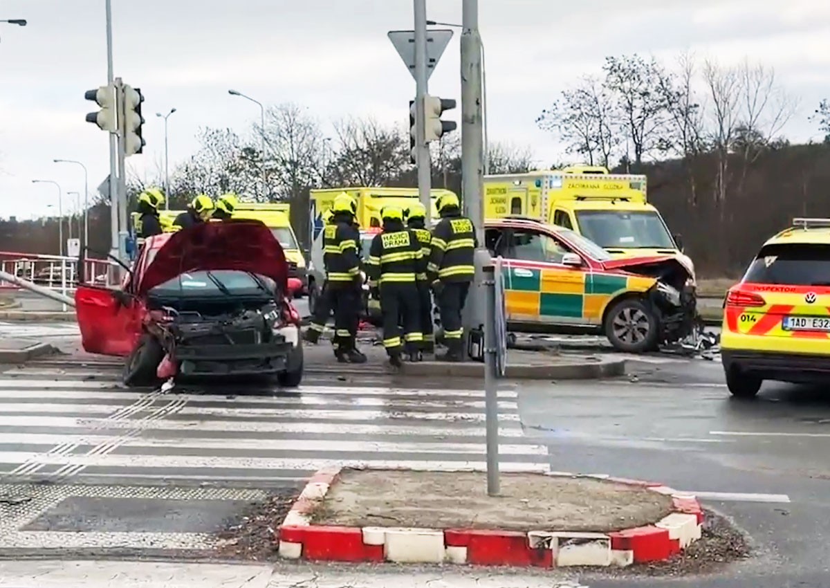 В Праге скорая помощь попала в ДТП
