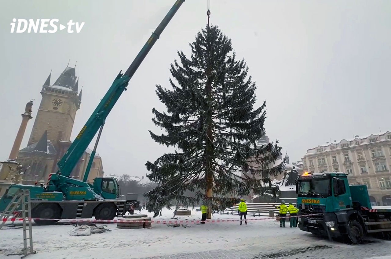 Со Староместской площади Праги убрали рождественскую елку: видео