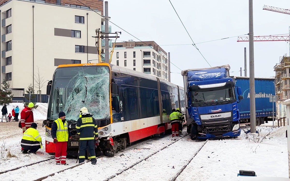 В Праге трамвай столкнулся с фурой