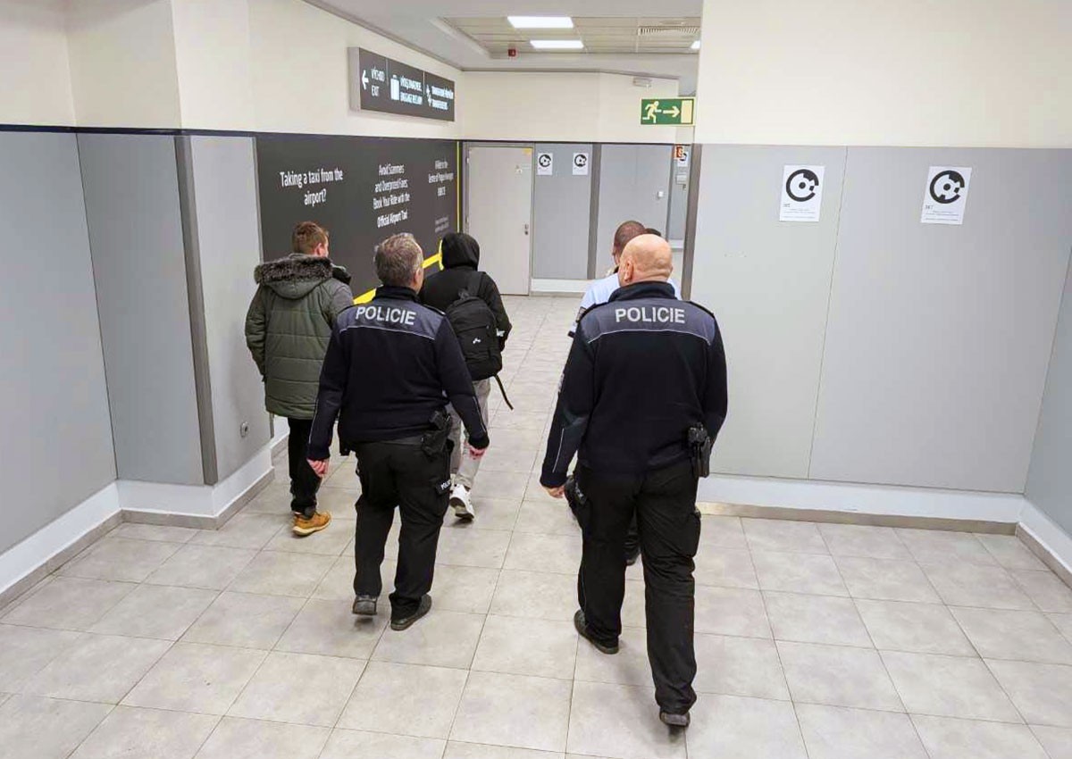 В аэропорту Праги задержали пятерых иностранцев с поддельными паспортами