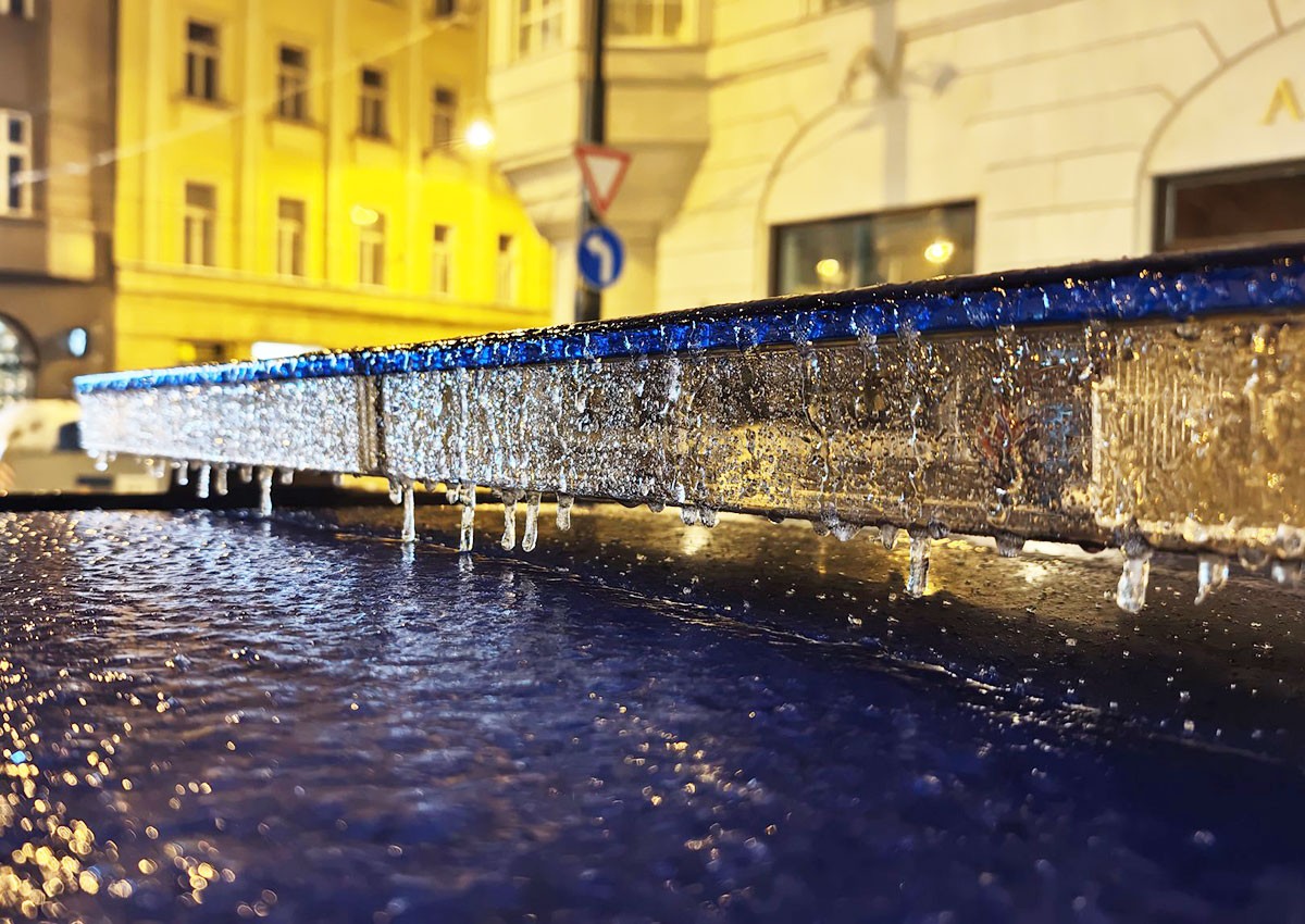 Ледяной дождь сковал Чехию. Не ходят поезда, проблемы в аэропорту и на дорогах