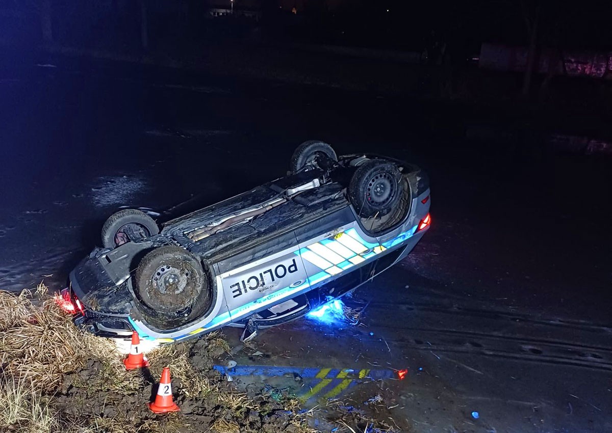 В Чехии полицейские попали в больницу, спасая тонувших девушек