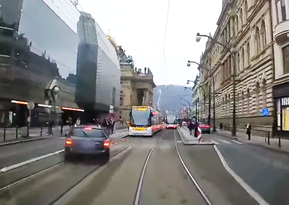 Водитель устроил безумную погоню в центре Праги: видео