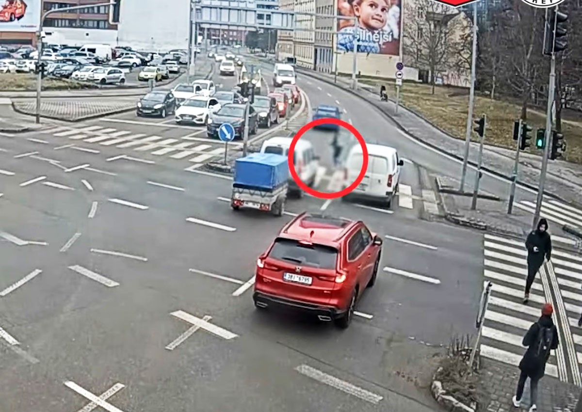 Как не надо переходить дорогу: полиция Чехии показала видео жуткого ДТП
