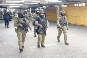 В Чехии иностранец с тесаком напал на двух человек в торговом центре