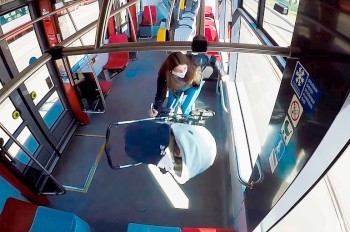 Почему коляску в транспорте нужно ставить параллельно движению: наглядное видео