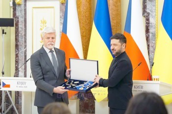 Зеленский наградил президента Чехии орденом за заслуги перед Украиной