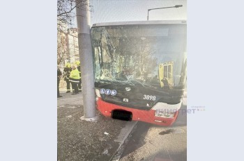 В Праге городской автобус въехал в столб