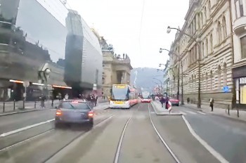 Водитель устроил безумную погоню в центре Праги: видео