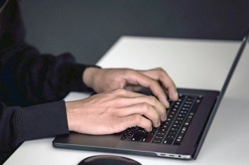 В Чехии полиция задержала мужчину за угрожающий комментарий в соцсети