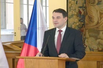 Глава МИД Чехии пригрозил не допустить президента на саммит НАТО