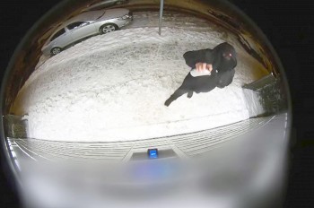 В Праге вор через день вскрывал один и тот же AlzaBox: видео