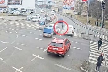 Как не надо переходить дорогу: полиция Чехии показала видео жуткого ДТП