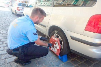 Полицию Праги раскритиковали за установку «башмаков» на машины депутатов