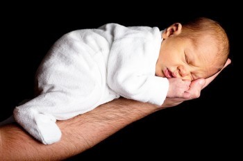 В Чехии отцы получили право на оплачиваемый отпуск в связи с рождением ребенка