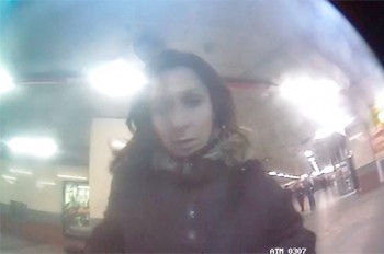 В Праге неизвестная украла забытые деньги из банкомата