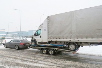 Иностранец в Чехии вез грузовик на прицепе легковушки
