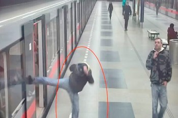  «Карате-вандал» разбил окно поезда в пражском метро: видео
