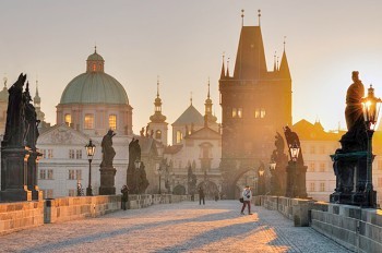 Полицейские помешали иностранцу спрыгнуть с Карлова моста: видео