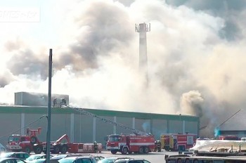 Крупный пожар под Прагой: горит склад мороженой продукции