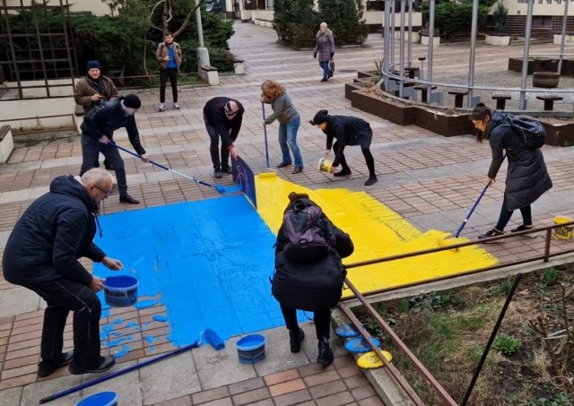 В Праге активисты нарисовали флаг Украины под окнами россиян: видео