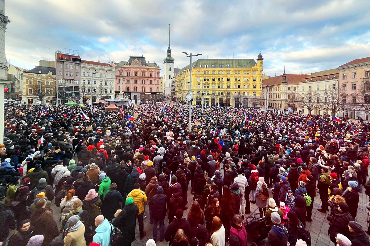 По всей Чехии прошли митинги в поддержку демократии и президента Петра Павела