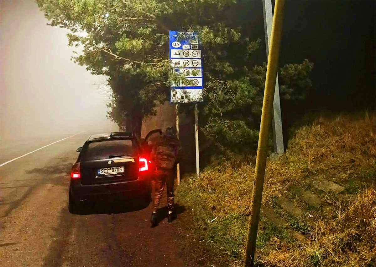 Чешский таксист помог украинке добраться на родину. Местные таможенники забрали у него авто