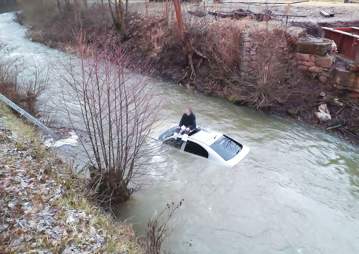 В Чехии водитель съехал в реку и ждал помощи на крыше авто